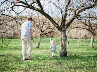 Familienshooting unter blühenden Marillenbäumen | Wachau