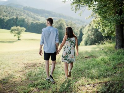 Abendliches Paarshooting am Waldrand